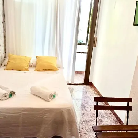 Fira Guest house *